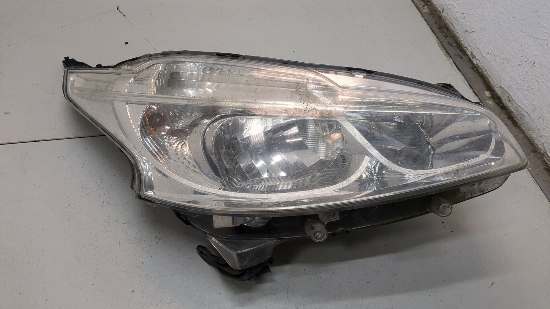 Фара правая до 12 года 8 контактов Peugeot 505208 DEPO — 505208