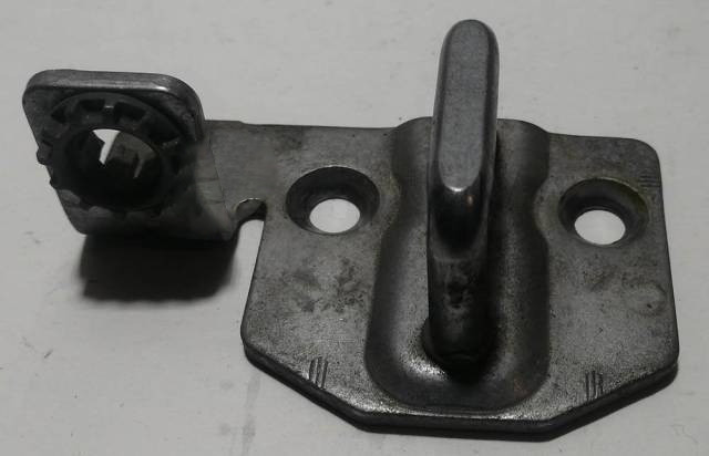ОТВЕТНАЯ ЧАСТЬ ЗАМКА НИЖНЯЯ ЛЕВ ЗАДНЕЙ ДВЕРИ TR > 14 BK21 V441A07AC — FORD 1814516 — 1814516